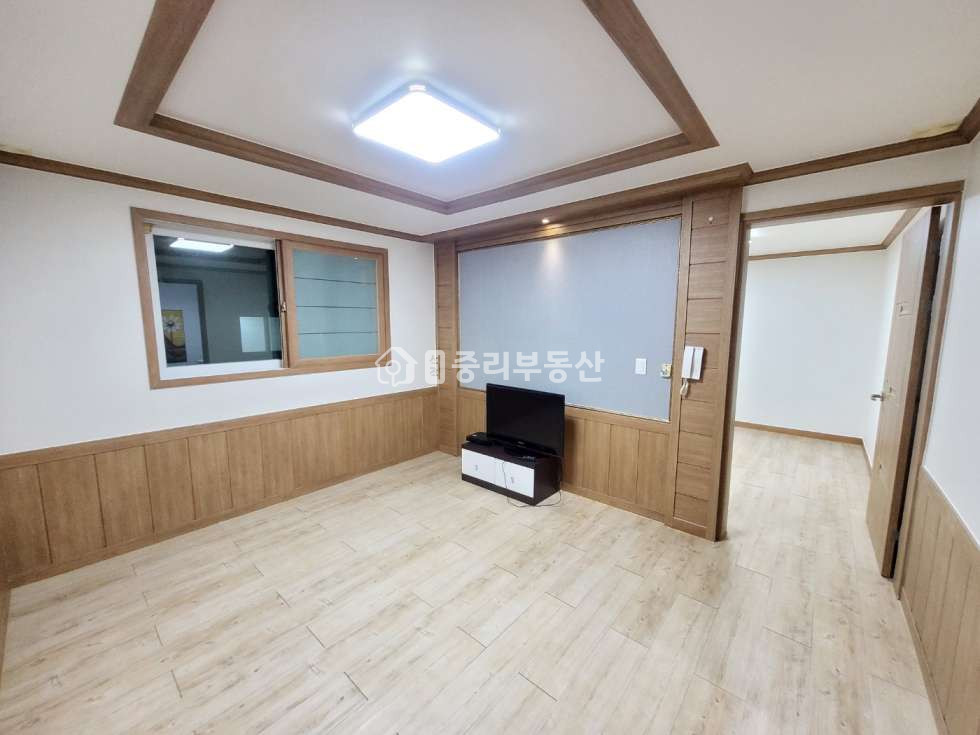경북 칠곡군 석적읍 중리 172-6 반듯한 거실. 주방이 거실과 떨어져 있는 구조. 넓은 미투입니다~ 월세 매물번호 10228 사진 2