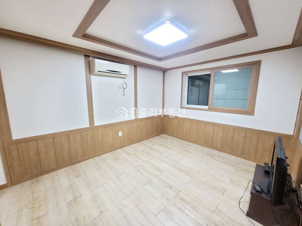 경북 칠곡군 석적읍 중리 172-6 반듯한 거실. 주방이 거실과 떨어져 있는 구조. 넓은 미투입니다~ 월세 매물번호 10228 사진 3
