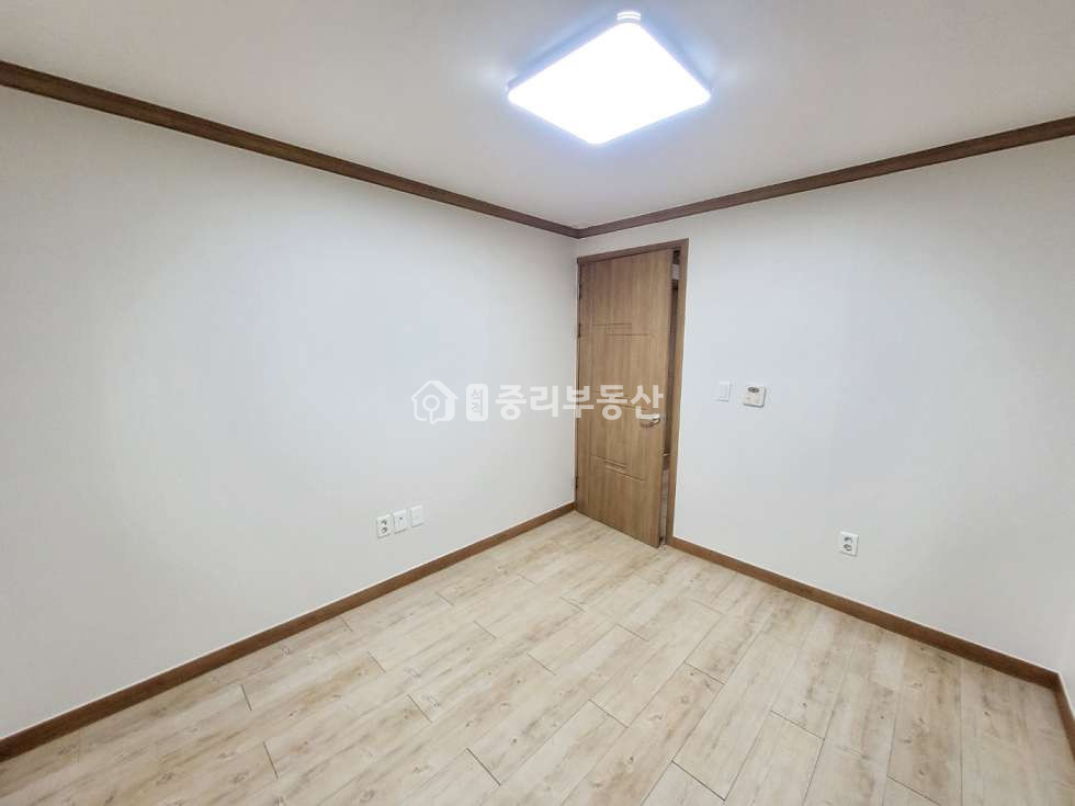 경북 칠곡군 석적읍 중리 172-6 반듯한 거실. 주방이 거실과 떨어져 있는 구조. 넓은 미투입니다~ 월세 매물번호 10228 사진 6