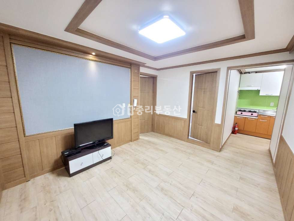 경북 칠곡군 석적읍 중리 172-6 반듯한 거실. 주방이 거실과 떨어져 있는 구조. 넓은 미투입니다~ 월세 매물번호 10228 사진 9