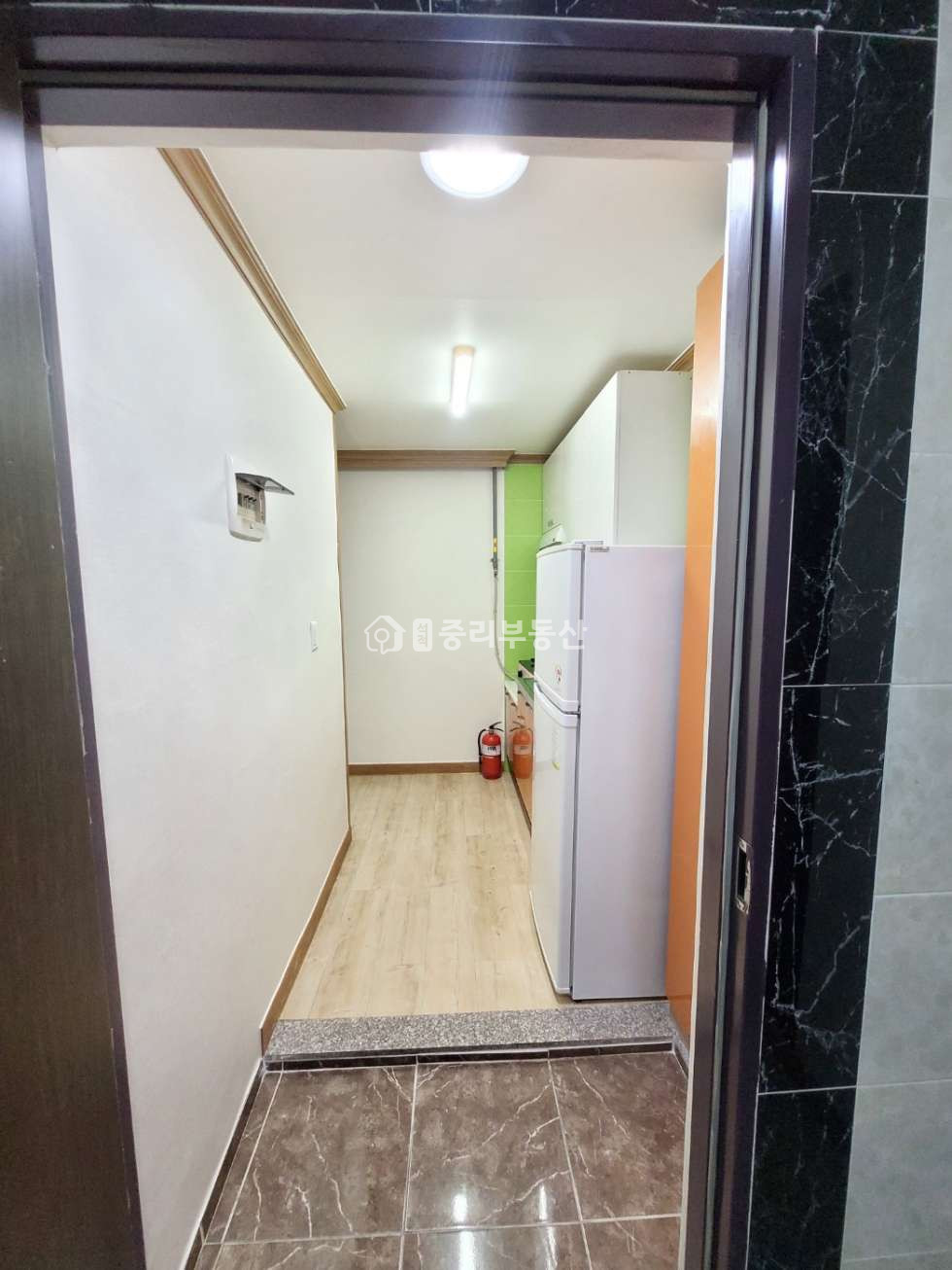 경북 칠곡군 석적읍 중리 172-6 반듯한 거실. 주방이 거실과 떨어져 있는 구조. 넓은 미투입니다~ 월세 매물번호 10228 사진 11