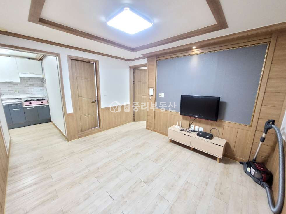 경북 칠곡군 석적읍 중리 172-6 반듯한 거실. 주방이 거실과 떨어져 있는 구조. 넓은 미투입니다~ 월세 매물번호 10229 사진 1