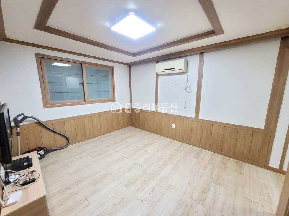 경북 칠곡군 석적읍 중리 172-6 반듯한 거실. 주방이 거실과 떨어져 있는 구조. 넓은 미투입니다~ 월세 매물번호 10229 사진 2