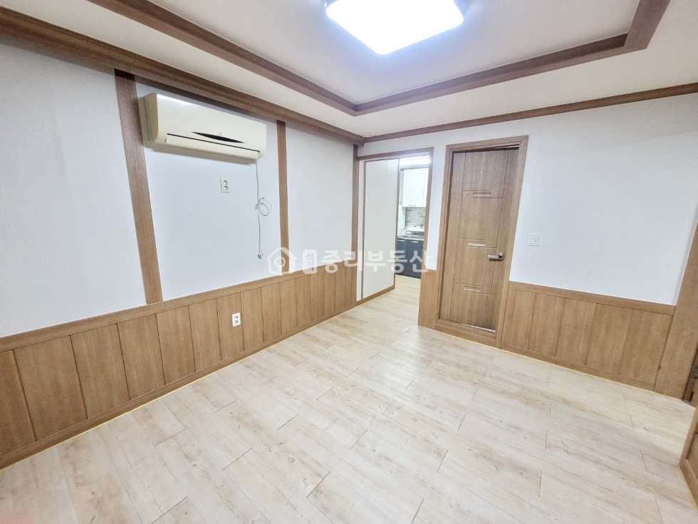 경북 칠곡군 석적읍 중리 172-6 반듯한 거실. 주방이 거실과 떨어져 있는 구조. 넓은 미투입니다~ 월세 매물번호 10229 사진 3