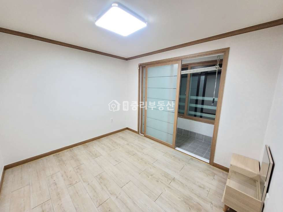 경북 칠곡군 석적읍 중리 172-6 반듯한 거실. 주방이 거실과 떨어져 있는 구조. 넓은 미투입니다~ 월세 매물번호 10229 사진 4