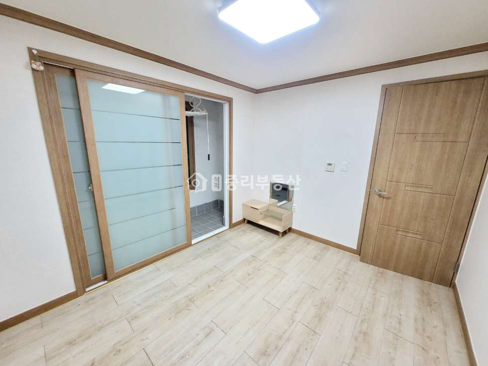경북 칠곡군 석적읍 중리 172-6 반듯한 거실. 주방이 거실과 떨어져 있는 구조. 넓은 미투입니다~ 월세 매물번호 10229 사진 5