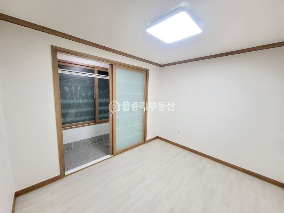 경북 칠곡군 석적읍 중리 172-6 반듯한 거실. 주방이 거실과 떨어져 있는 구조. 넓은 미투입니다~ 월세 매물번호 10230 사진 4