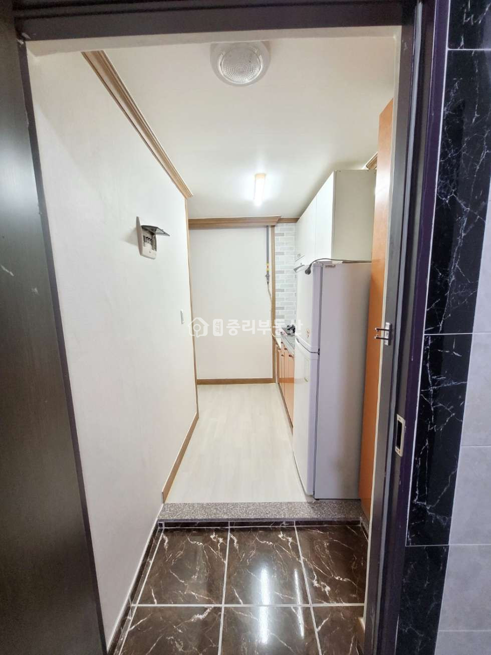 경북 칠곡군 석적읍 중리 172-6 반듯한 거실. 주방이 거실과 떨어져 있는 구조. 넓은 미투입니다~ 월세 매물번호 10230 사진 9