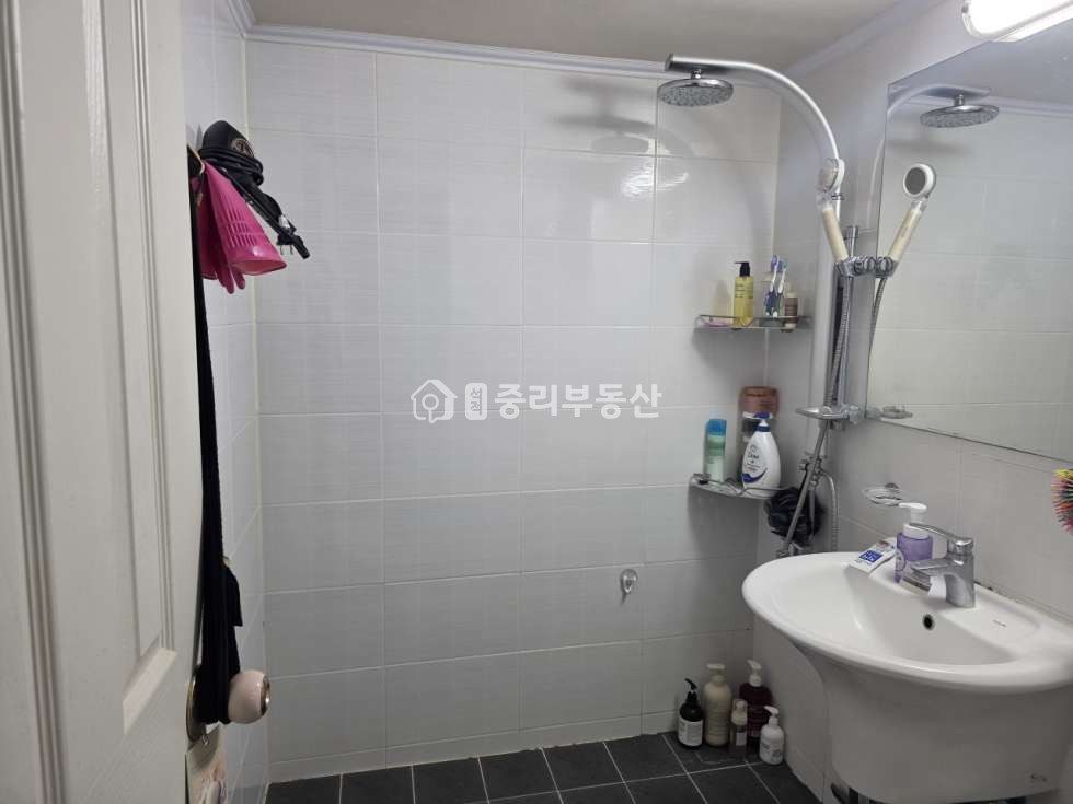 경북 칠곡군 석적읍 중리 141 (3공단부영아파트) 104동 씽크대,욕실이 수리되어 있는 아파트입니다. 현재 임차인 거주중 매매 매물번호 10426 사진 2